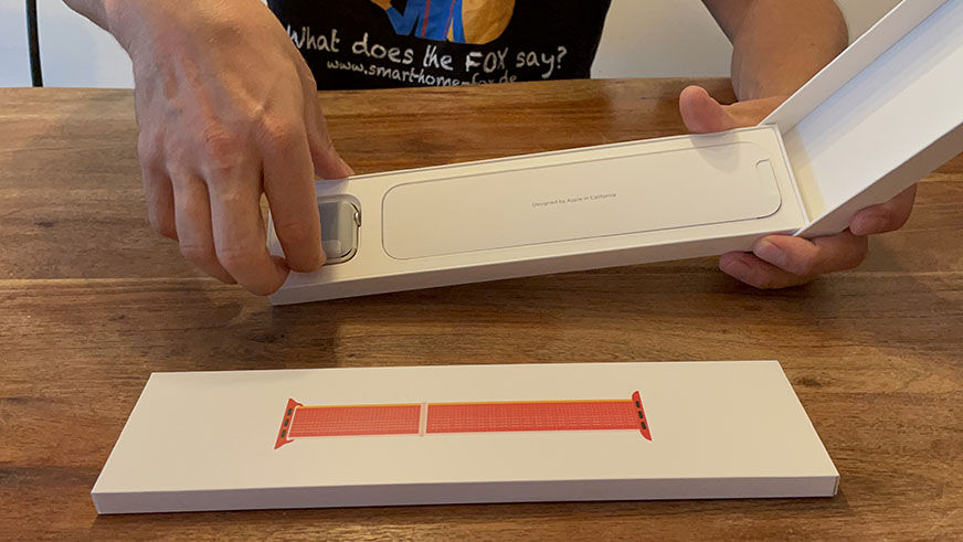 Вы можете видеть, как Apple Watch извлекаются из упаковки.